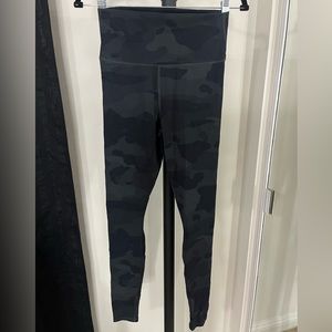 Alo Yoga army print leggings